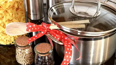 Jakie garnki wybrać? Porównanie stali nierdzewnej, emalii i 
